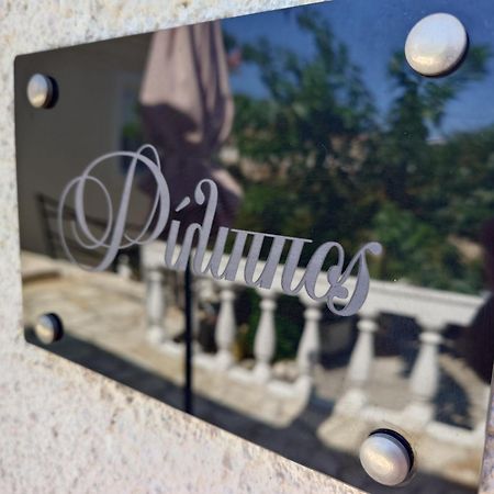 ואטי Elena Apartments Ithaca מראה חיצוני תמונה