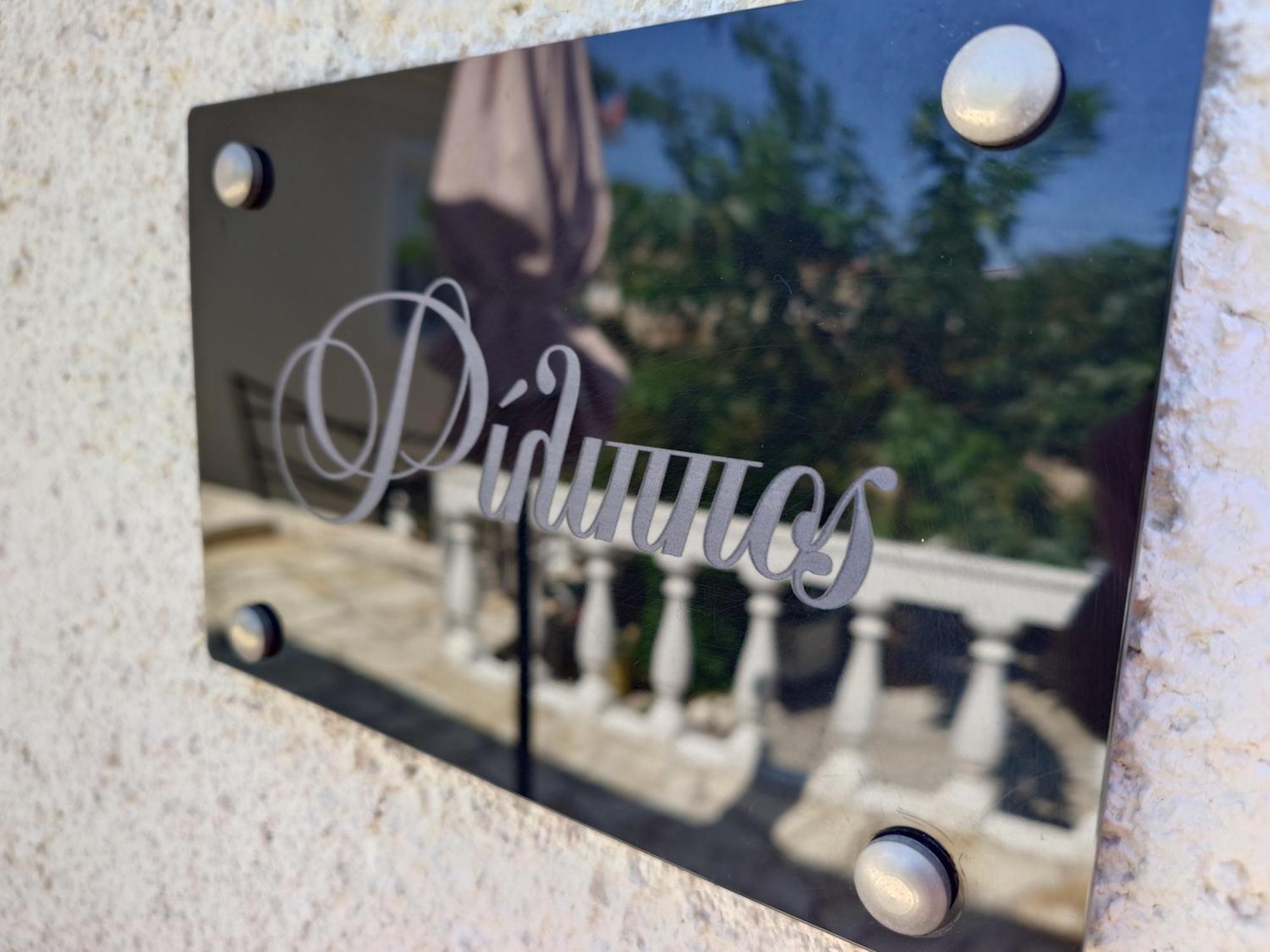 ואטי Elena Apartments Ithaca מראה חיצוני תמונה