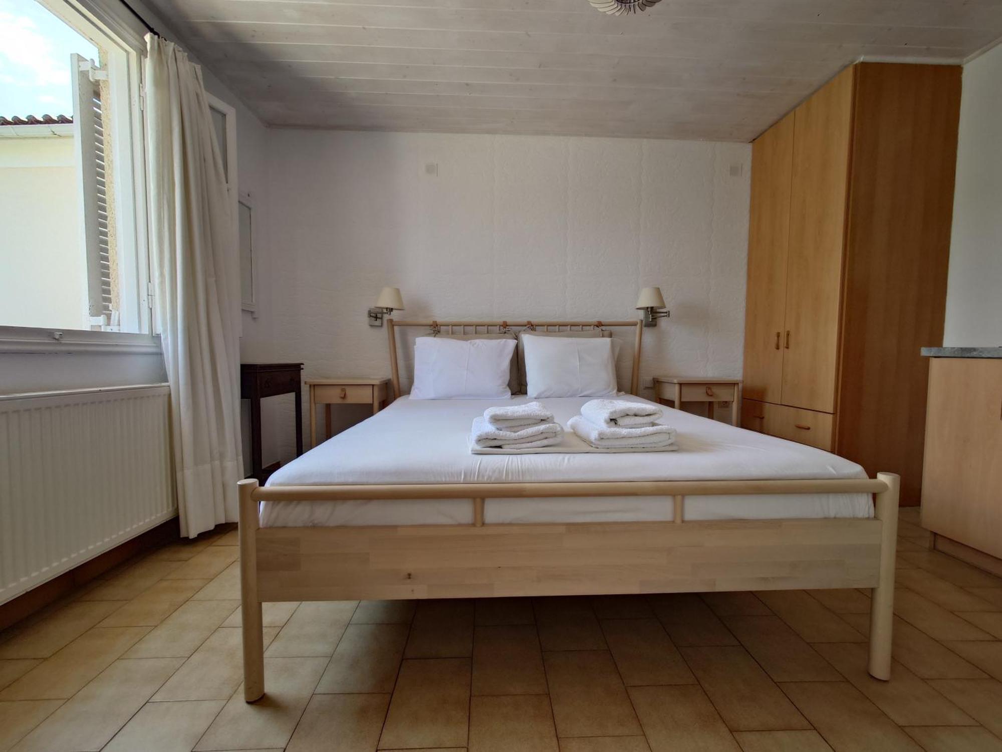 ואטי Elena Apartments Ithaca מראה חיצוני תמונה