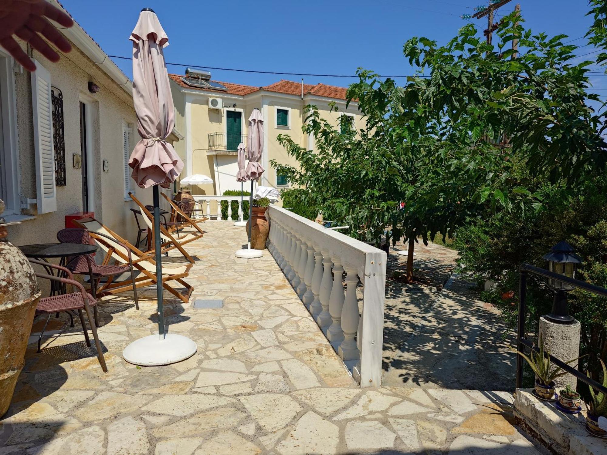 ואטי Elena Apartments Ithaca מראה חיצוני תמונה