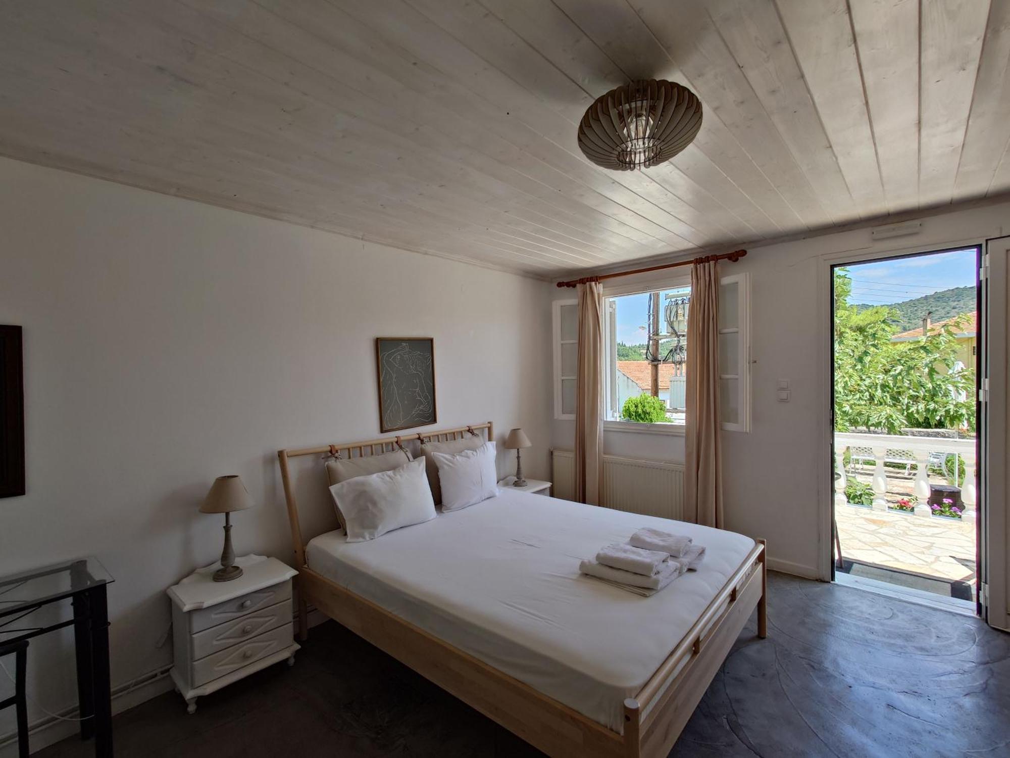 ואטי Elena Apartments Ithaca מראה חיצוני תמונה