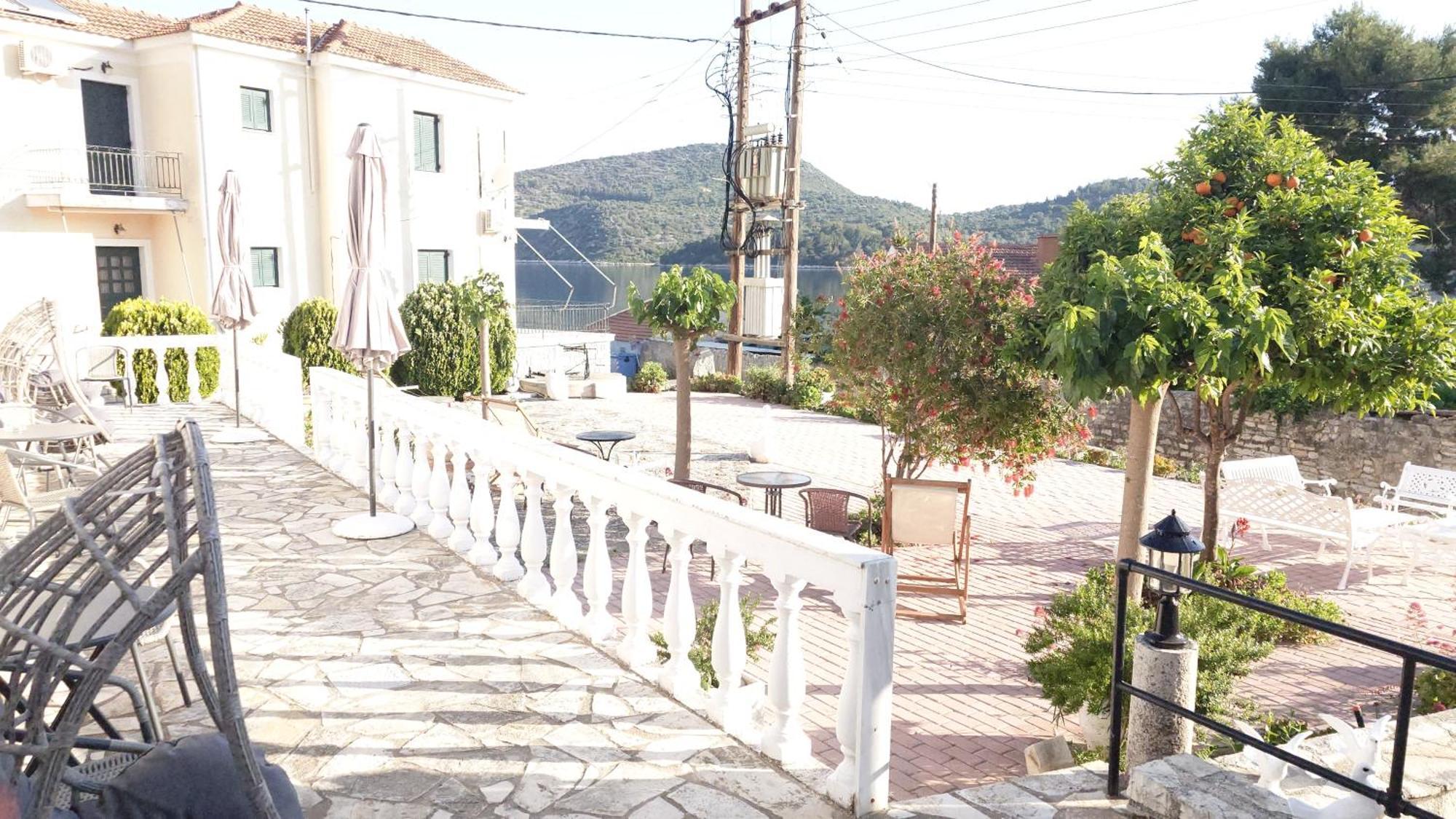 ואטי Elena Apartments Ithaca מראה חיצוני תמונה